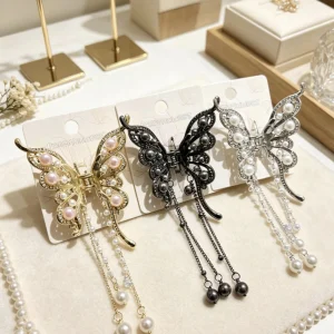Broche Metal Mariposa con Detalles de Perlas y Colgantes BRO-26156