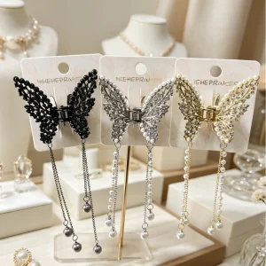 Broche Metal Mariposa con Detalles de Strass y Perlas Colgantes BRO-26158